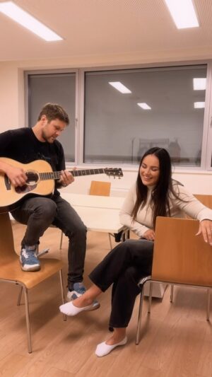 Ewa Farna Instagram - 🇨🇿 Kdyz mame ten Bozi hod, nase “Vanoce” jsme si na posledni koncert zkouseli v satne…

Vanocni pisnicka, kterou jsem zpravu nechtela vubec delat protoze jsme se bala trapnosti a kyce😬…. no nakonec jak je videt jsme ji udelali😃 a po svem a  Vanoce na miru kamaradi jsou i po 6 letech:

- 🌟nejhranejsi ceskou pisnickou aktualne v  radiich
- 🌟ctvrtou nejhranejsi pisnickou v radiich v zebricku celosvetove tvorby
- 🌟nejhranejsi vanocni pisnickou v Cechach
- 🌟 v zebricku Spotify je to nejposlouchanejsi ceska pisnicka, a 3 nejsposlouchanejsi song z celosvetove tvorby
- 🌟 na YouTube ma vice nez 36 000 000 zhlednuti

Za me dobry teda😁🥰 

DEKUJU ZE POSLOUCHATE😇🎄!!!

#vanocenamiru