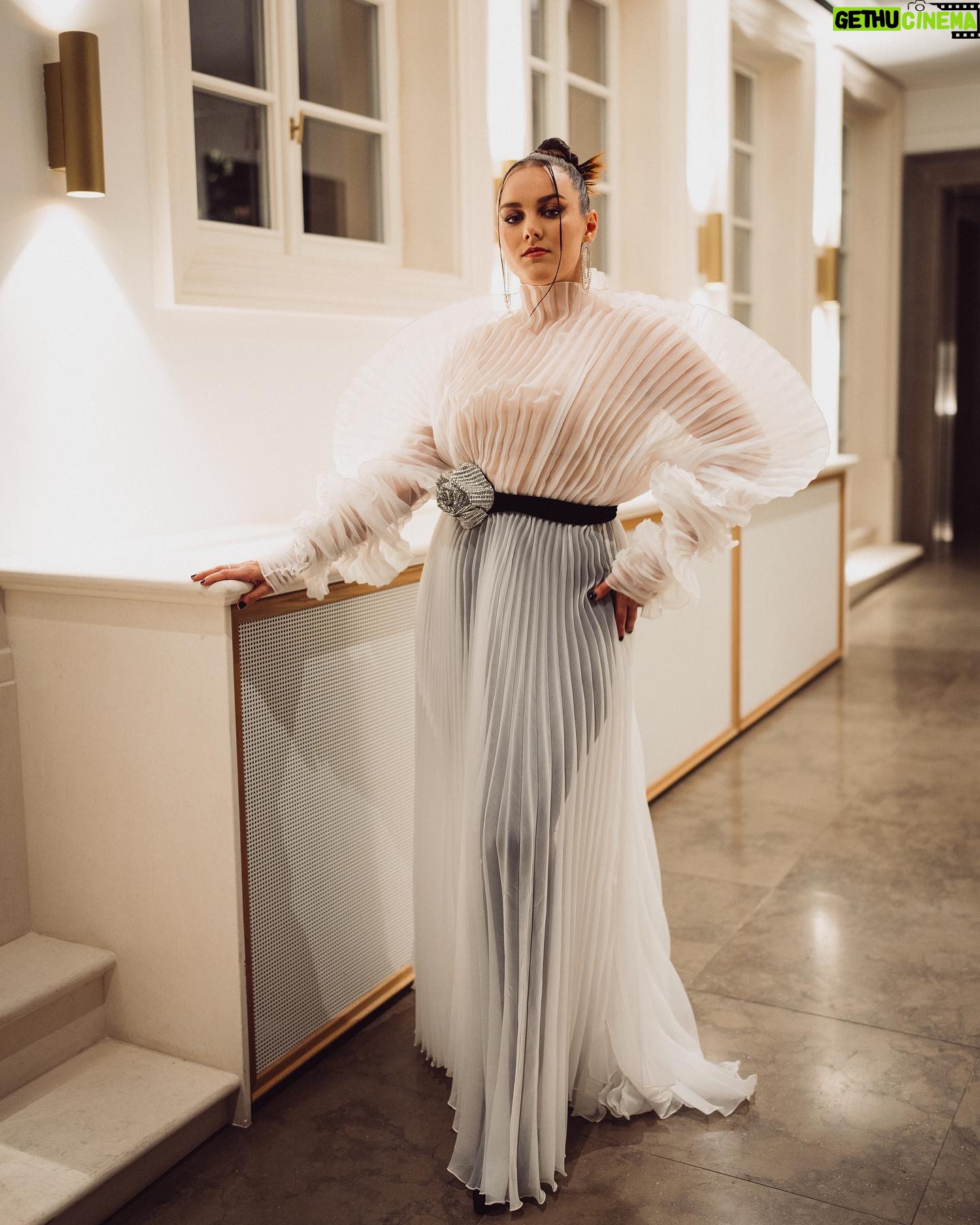 Ewa Farna Instagram - Stylová @ewa_farna93 během příprav na předávání cen #ELLEWomenAwards. Ewa vynesla šaty značky @jamemme ___ Foto: @zdenek.art Šéfredaktorka: @thea_prokop Creative konzultant: @miraromaniv Brand manager: @magzurk Production manager: @viktorieborisova Make-up: @margitavisage Lokace: @augustineprague #ELLEWomenAwards #ELLECzech #HappyBirthdayELLECzech