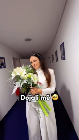 Ewa Farna Instagram - 🇨🇿 😆 „a to jsme ani nehrali…”
Zlin dojali jste me vcera, to bylo tak hezke! 🙏🏼❤️ a navic, na insta vas tady mam 700 000🤩❤️🙏🏼 dekujuuu 🧚‍♀️ #vanocnikoncert #filharmoniezlin #poslednikoncert2023 #700tisicsledujicich