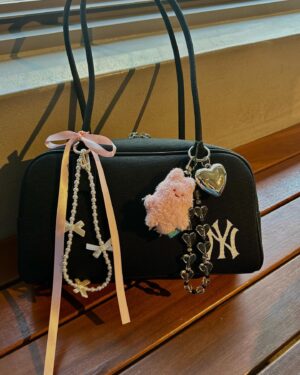 Exy Instagram - 귀여운 가방에 귀여운 거 더하기🖤👜🎀
#광고 #MLBKOREA #MLB가방 #MLB바시티백