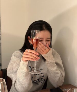 Exy Instagram - 올 한 해의 좋은 기억들 품에 꼭 안고 가야지! 
2023 미련 없이 안녕! 새해 복 많이 받으세요🙏🏻