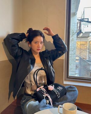 Exy Instagram - 귀여운 가방에 귀여운 거 더하기🖤👜🎀
#광고 #MLBKOREA #MLB가방 #MLB바시티백