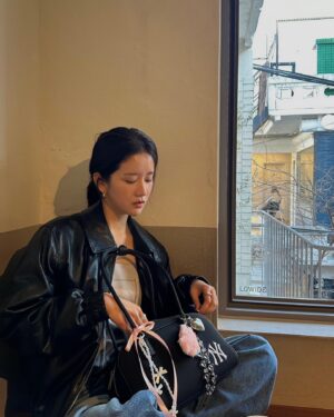 Exy Instagram - 귀여운 가방에 귀여운 거 더하기🖤👜🎀
#광고 #MLBKOREA #MLB가방 #MLB바시티백
