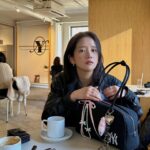 Exy Instagram - 귀여운 가방에 귀여운 거 더하기🖤👜🎀 #광고 #MLBKOREA #MLB가방 #MLB바시티백