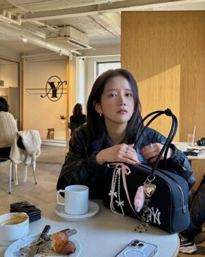 Exy Instagram - 귀여운 가방에 귀여운 거 더하기🖤👜🎀
#광고 #MLBKOREA #MLB가방 #MLB바시티백