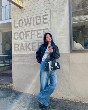 Exy Instagram - 귀여운 가방에 귀여운 거 더하기🖤👜🎀
#광고 #MLBKOREA #MLB가방 #MLB바시티백