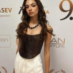 Eylül Tumbar Instagram - Bu yolculukta benimle birlikte yürüyen, sevgili iş arkadaşlarıma yönetmenlerime, yapımcımıza ve desteğiyle yanımda olan herkese teşekkür ediyorum, @trt1 @ngmediatv bir tanesiniz ✨ 🤎: @bulent.ucmak 💄: @bencetugba 💇🏼‍♀️: @harunates001 👗: @elaa_stylee 💎: @karunjewellery