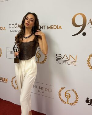 Eylül Tumbar Instagram - Bu yolculukta benimle birlikte yürüyen, sevgili iş arkadaşlarıma yönetmenlerime, yapımcımıza ve desteğiyle yanımda olan herkese teşekkür ediyorum, @trt1 @ngmediatv bir tanesiniz ✨

🤎: @bulent.ucmak 
💄: @bencetugba 
💇🏼‍♀️: @harunates001 
👗: @elaa_stylee 
💎: @karunjewellery