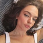 Eylül Tumbar Instagram - 12 saati tamamlamış bir makyaj,karavan ve uykusuz bir oyuncu. Love or die baby.