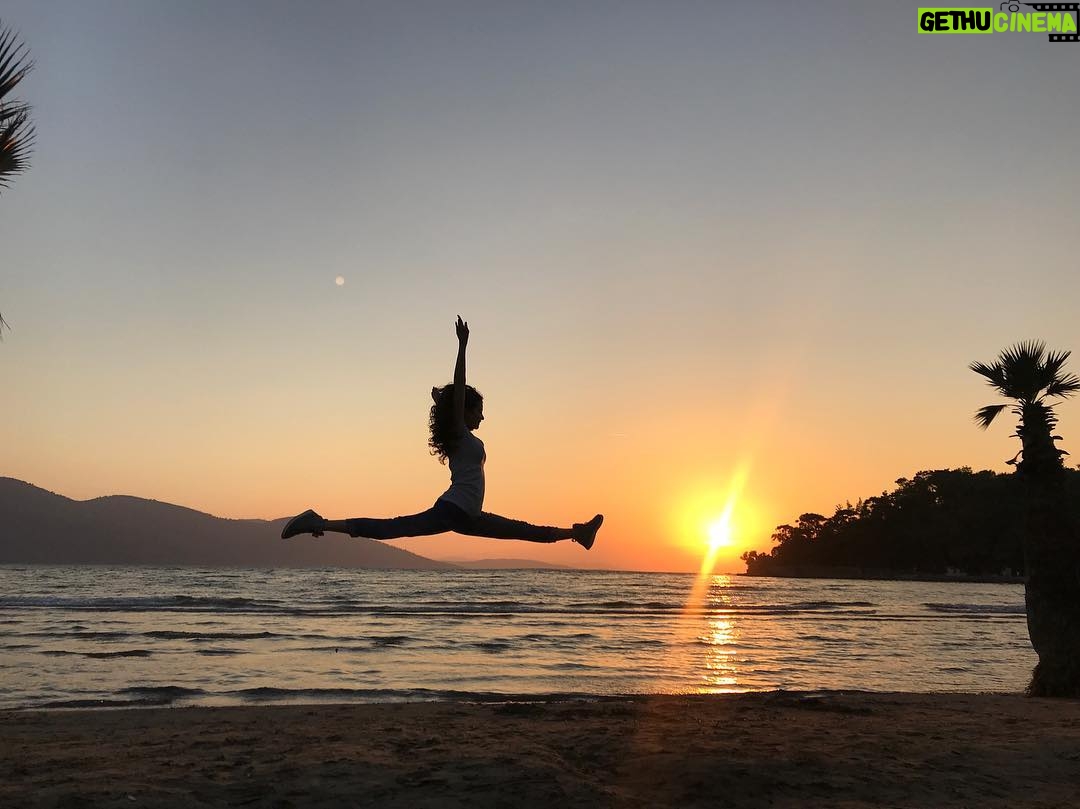 Ezgi Şenler Instagram - Grand jeté bizim işimiz(di) 🩰