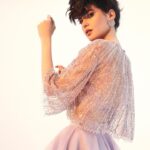 Ezgi Şenler Instagram - 💜 Gardirop Magazin 21’ ✨ Genel Yayın Yönetmeni: @gulay_ozdemir Fotoğraflar: @serhathayri Moda Direktörü: @caglakucukdereli Styling: @giodevdariani Saç ve Makyaj: @mesut.ozuzun Prodüksiyon: @mine.gunduz Basın: @busrabozokaytek Sosyal M: @necdetaltunbudak @nutekstudio @gardiropmagazin #gardiropmagazin #ezgisenler