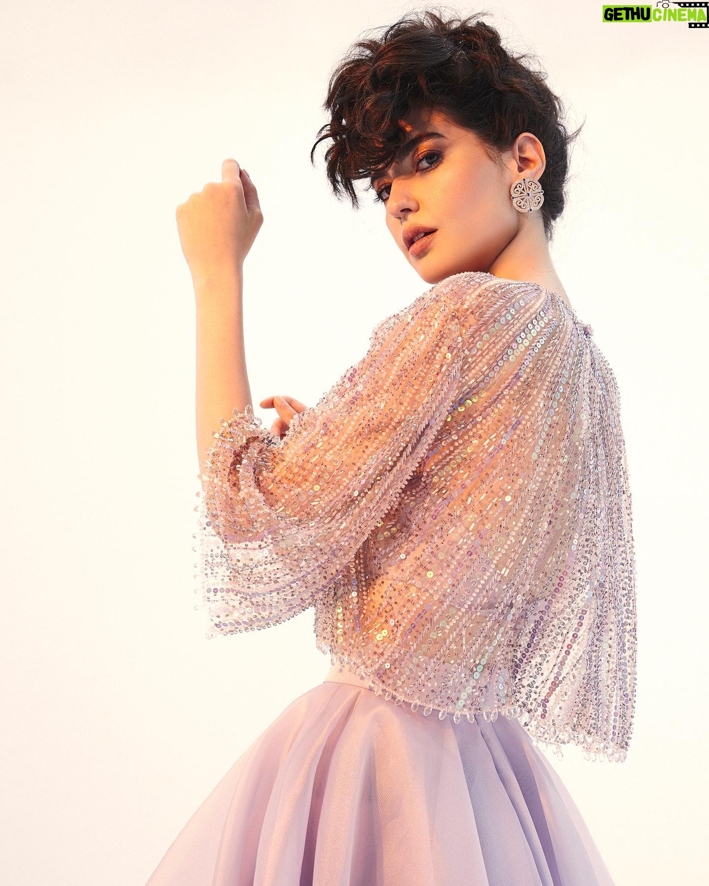 Ezgi Şenler - 55.3K Likes - 💜
Gardirop Magazin 21’ ✨
Genel Yayın Yönetmeni: @gulay_ozdemir
Fotoğraflar: @serhathayri
Moda Direktörü: @caglakucukdereli
Styling: @giodevdariani
Saç ve Makyaj: @mesut.ozuzun
Prodüksiyon: @mine.gunduz
Basın: @busrabozokaytek
Sosyal M: @necdetaltunbudak
@nutekstudio @gardiropmagazin #gardiropmagazin #ezgisenler