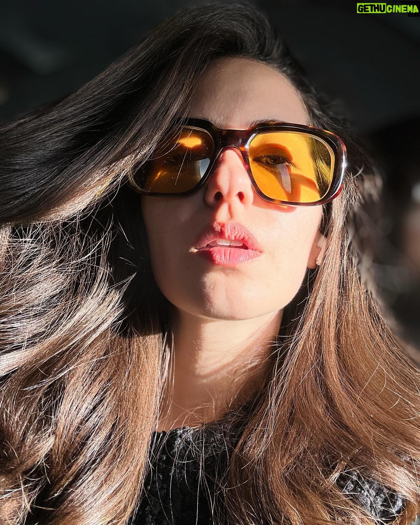 Ezgi Şenler Instagram - 🛫 4 saatin 2 saati kitap okumakla ve yemek yemekle, 1 saati uyumakla, kalan 1 saati de fotoğraf çekmek ve yine müzik dinlemekle geçti. Aaa arada kendimle kalıp düşündüm o da güzeldi💋✈️