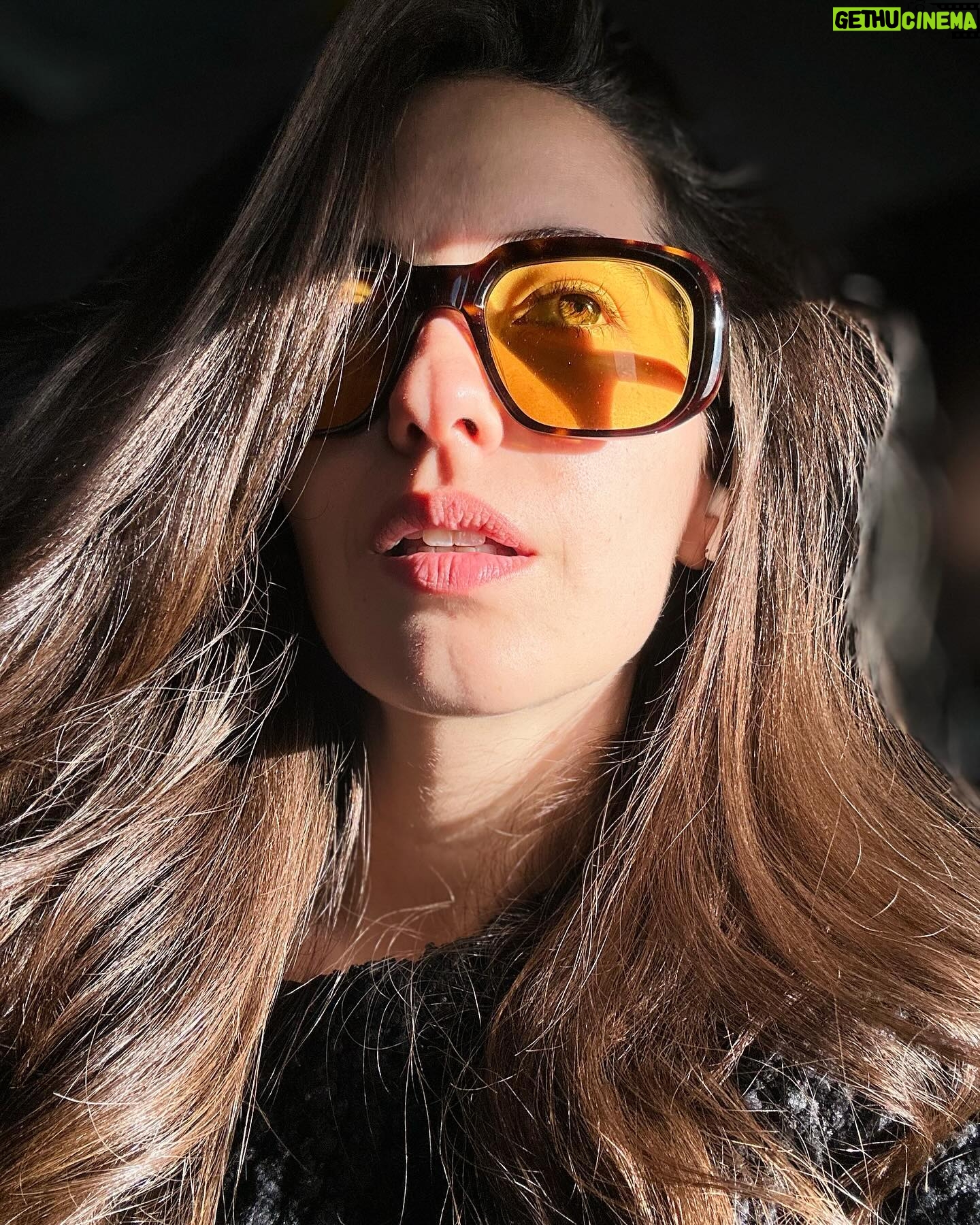 Ezgi Şenler Instagram - 🛫 4 saatin 2 saati kitap okumakla ve yemek yemekle, 1 saati uyumakla, kalan 1 saati de fotoğraf çekmek ve yine müzik dinlemekle geçti. Aaa arada kendimle kalıp düşündüm o da güzeldi💋✈️