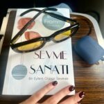 Ezgi Şenler Instagram - 🛫 4 saatin 2 saati kitap okumakla ve yemek yemekle, 1 saati uyumakla, kalan 1 saati de fotoğraf çekmek ve yine müzik dinlemekle geçti. Aaa arada kendimle kalıp düşündüm o da güzeldi💋✈️