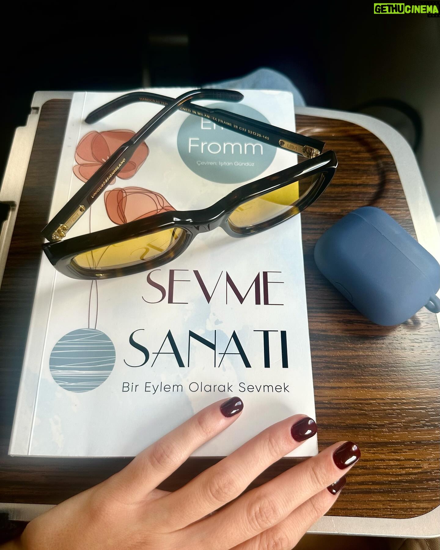 Ezgi Şenler Instagram - 🛫 4 saatin 2 saati kitap okumakla ve yemek yemekle, 1 saati uyumakla, kalan 1 saati de fotoğraf çekmek ve yine müzik dinlemekle geçti. Aaa arada kendimle kalıp düşündüm o da güzeldi💋✈️