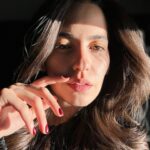 Ezgi Şenler Instagram - 🛫 4 saatin 2 saati kitap okumakla ve yemek yemekle, 1 saati uyumakla, kalan 1 saati de fotoğraf çekmek ve yine müzik dinlemekle geçti. Aaa arada kendimle kalıp düşündüm o da güzeldi💋✈️