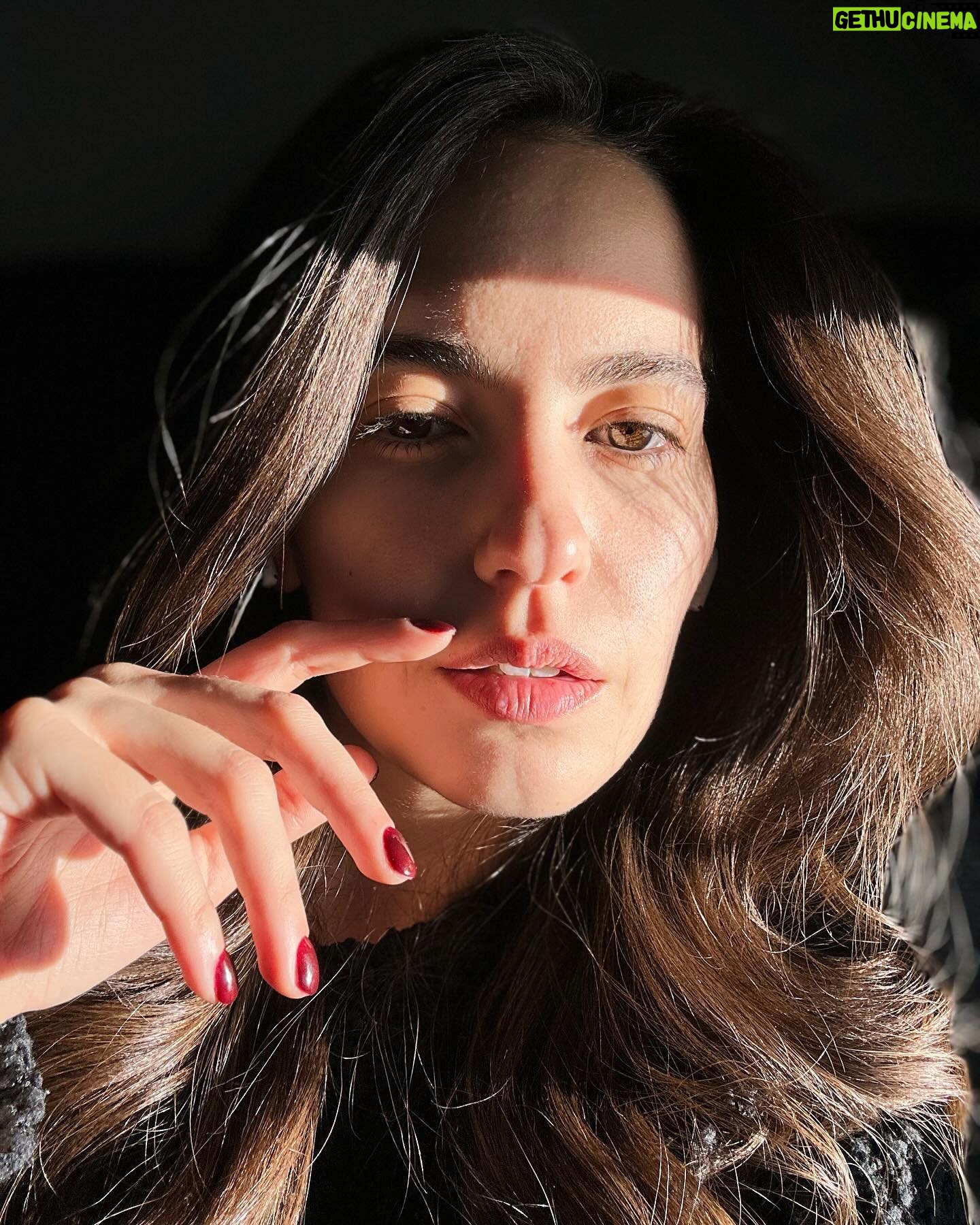 Ezgi Şenler Instagram - 🛫 4 saatin 2 saati kitap okumakla ve yemek yemekle, 1 saati uyumakla, kalan 1 saati de fotoğraf çekmek ve yine müzik dinlemekle geçti. Aaa arada kendimle kalıp düşündüm o da güzeldi💋✈️