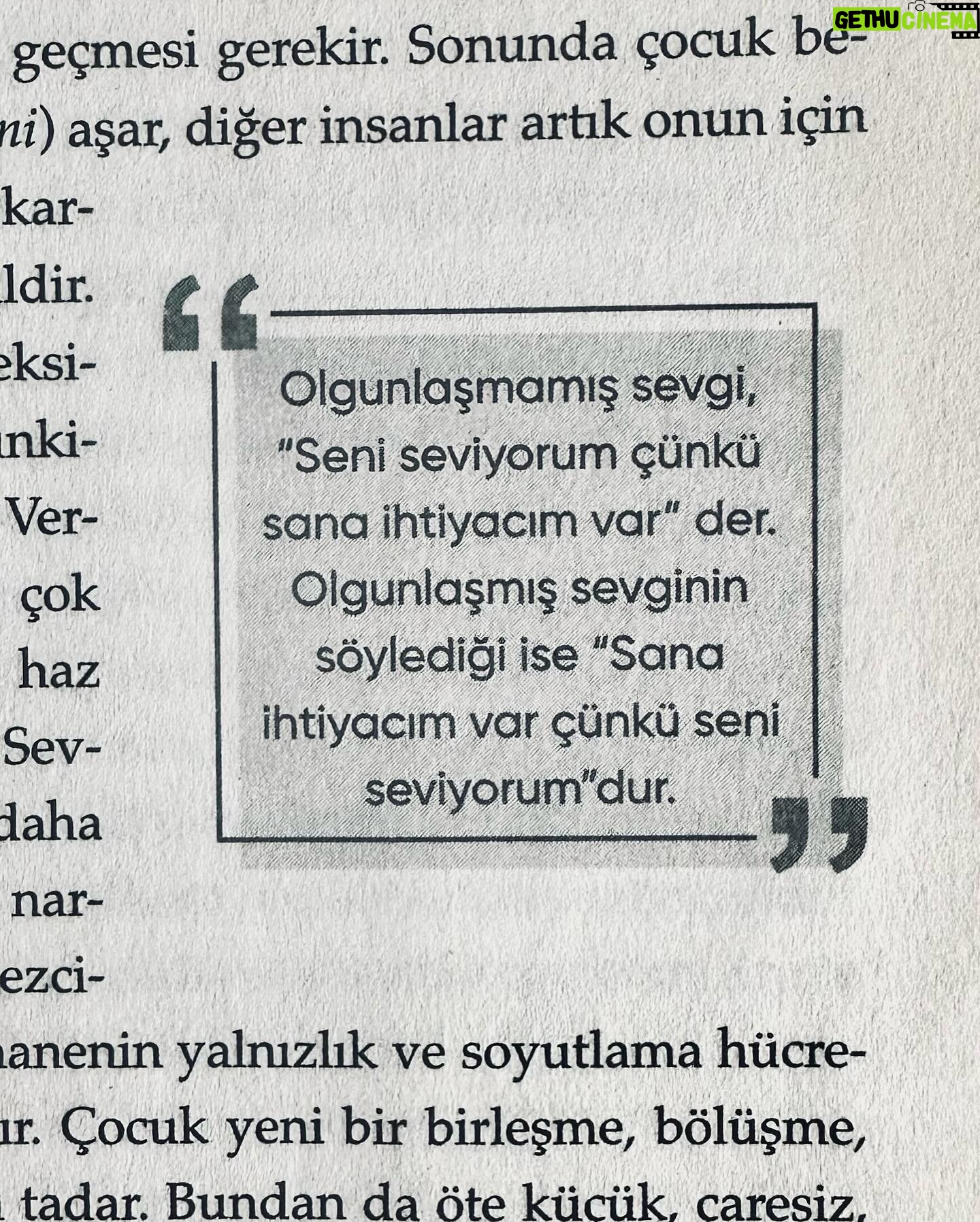Ezgi Şenler Instagram - 🛫 4 saatin 2 saati kitap okumakla ve yemek yemekle, 1 saati uyumakla, kalan 1 saati de fotoğraf çekmek ve yine müzik dinlemekle geçti. Aaa arada kendimle kalıp düşündüm o da güzeldi💋✈️