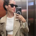Ezgi Şenler Instagram - 2023’te yaptığım hataları 2024’te yapmama kararı aldım. Mesela 16:9 formatında çekersen fotoğrafı post atamıyorsun işte ! Sığmıyor 🥲😅
