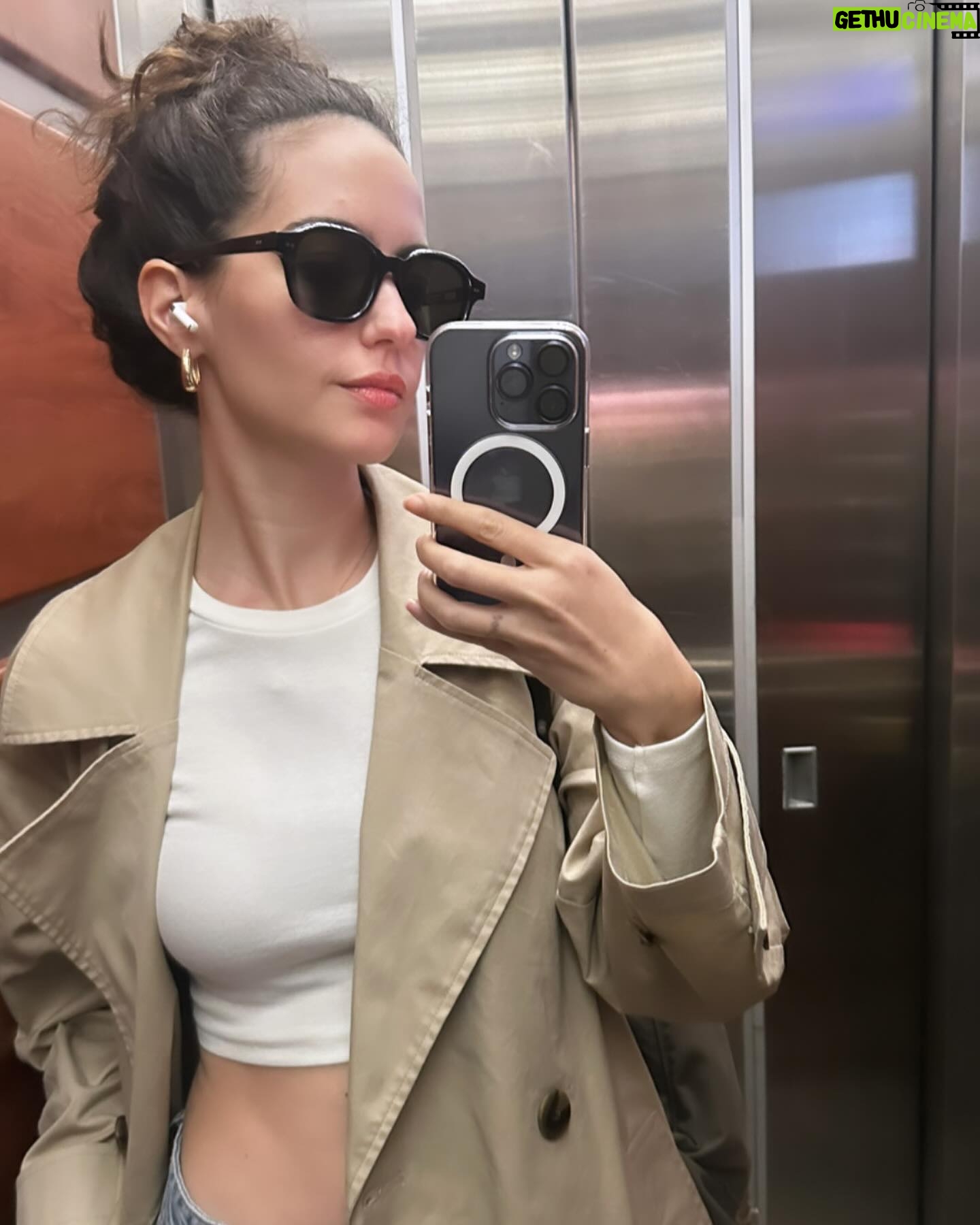 Ezgi Şenler Instagram - 2023’te yaptığım hataları 2024’te yapmama kararı aldım. Mesela 16:9 formatında çekersen fotoğrafı post atamıyorsun işte ! Sığmıyor 🥲😅
