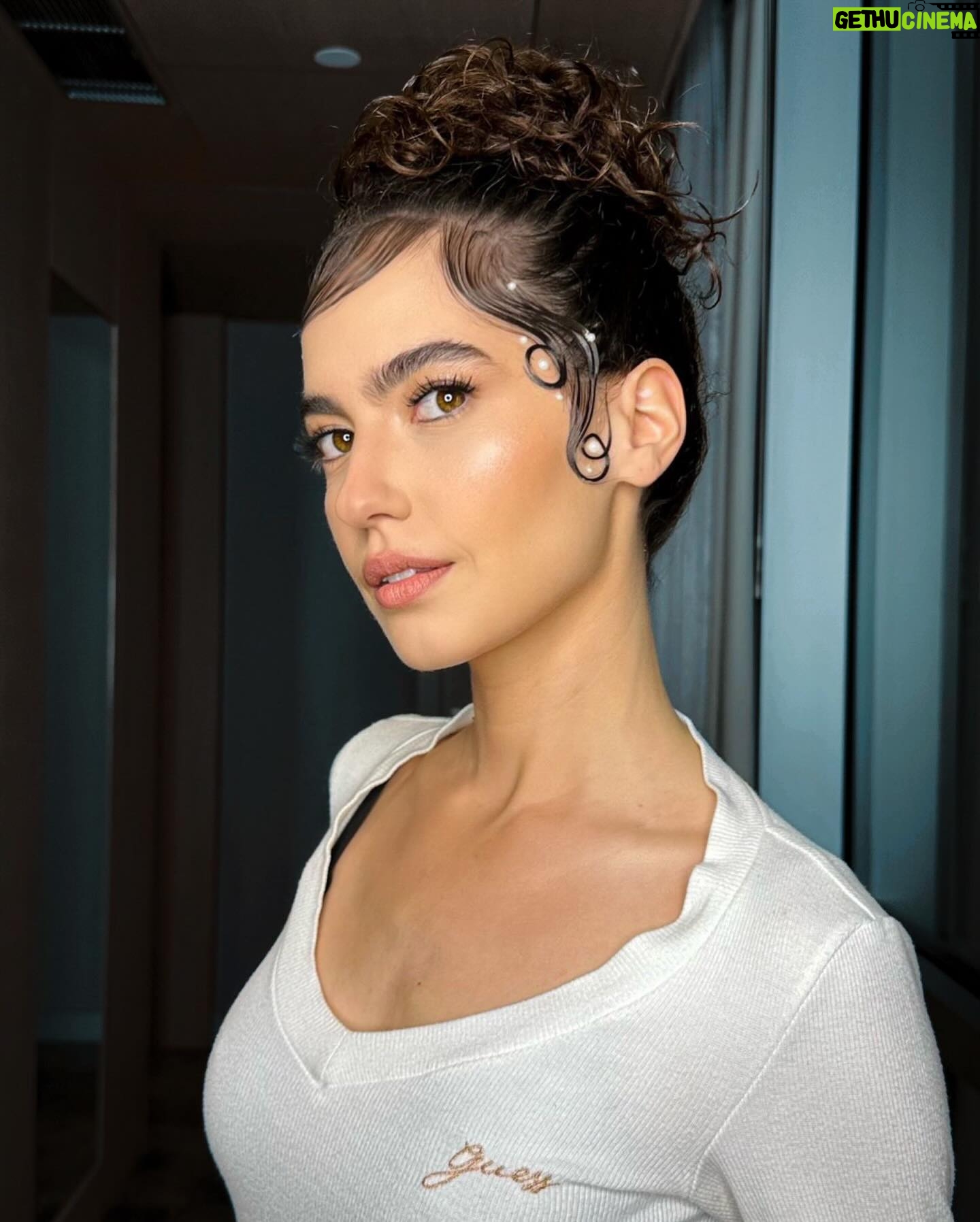 Ezgi Şenler Instagram - Kırmızı halı şıklığım onlara emanetti ✨💫🤍 Elbise: @cihan.nacar Saç/ Makyaj: @alpkavasoglu Styling : @ikincizilann