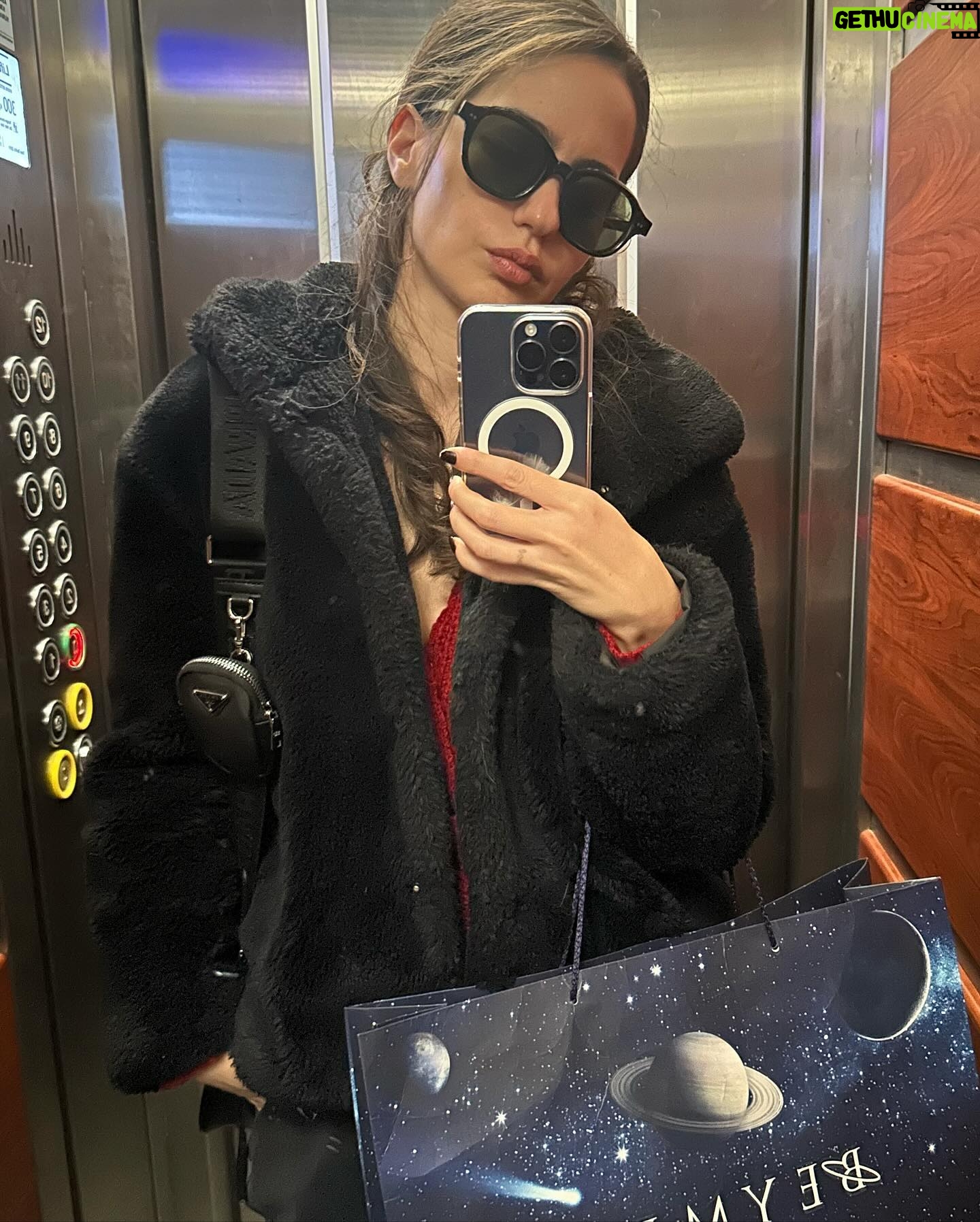 Ezgi Şenler Instagram - 2023’te yaptığım hataları 2024’te yapmama kararı aldım. Mesela 16:9 formatında çekersen fotoğrafı post atamıyorsun işte ! Sığmıyor 🥲😅