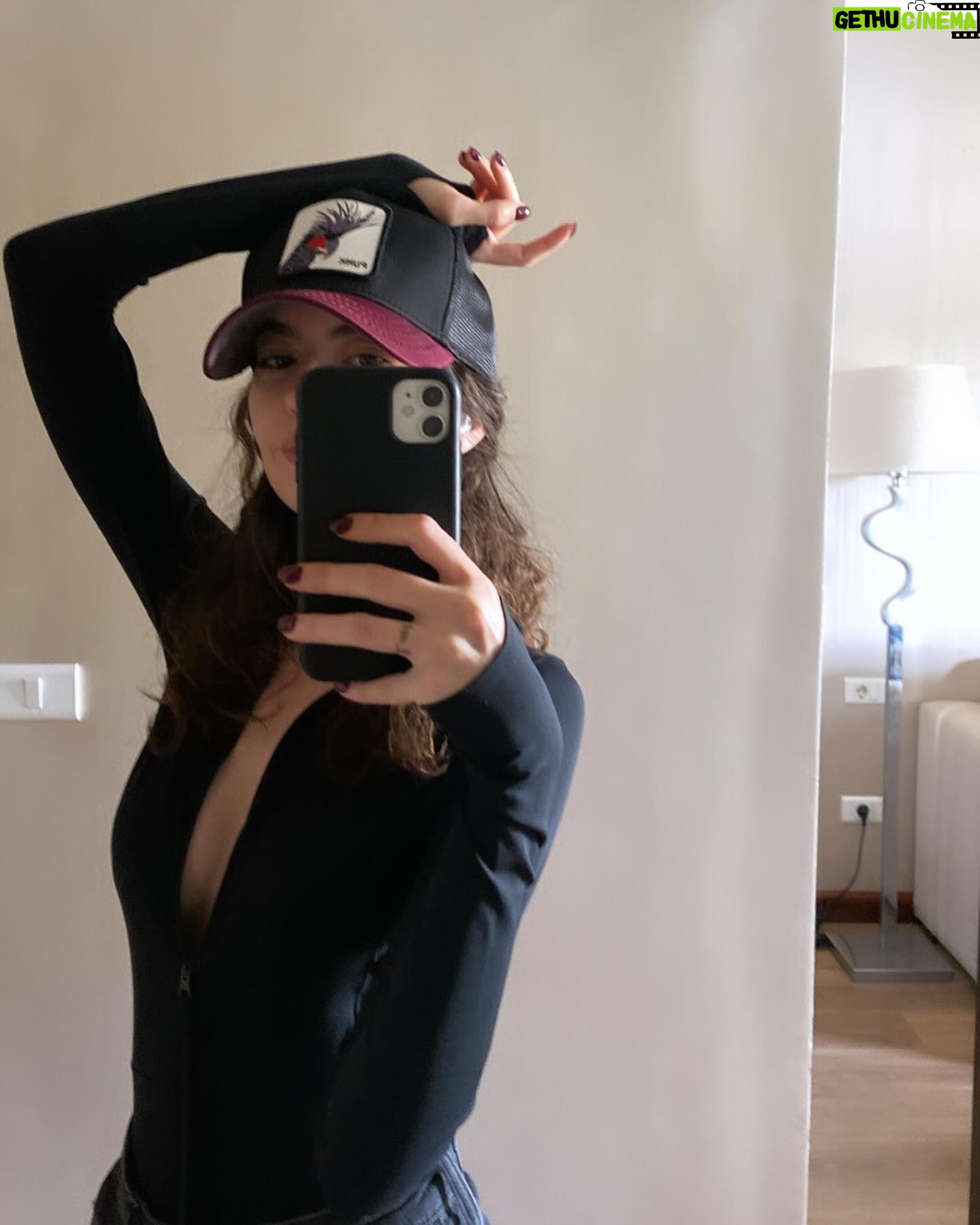 Ezgi Şenler Instagram - 2023’te yaptığım hataları 2024’te yapmama kararı aldım. Mesela 16:9 formatında çekersen fotoğrafı post atamıyorsun işte ! Sığmıyor 🥲😅