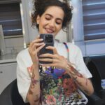 Ezgi Şenler Instagram - Netflix günü ! Sen Büyümeye Bak Bugün Yayında 🍾 iyi seyirler ! Dövmeler Fatoş’un Ezginin değil unutmayalım :) @netflixturkiye @taffpics 🎬