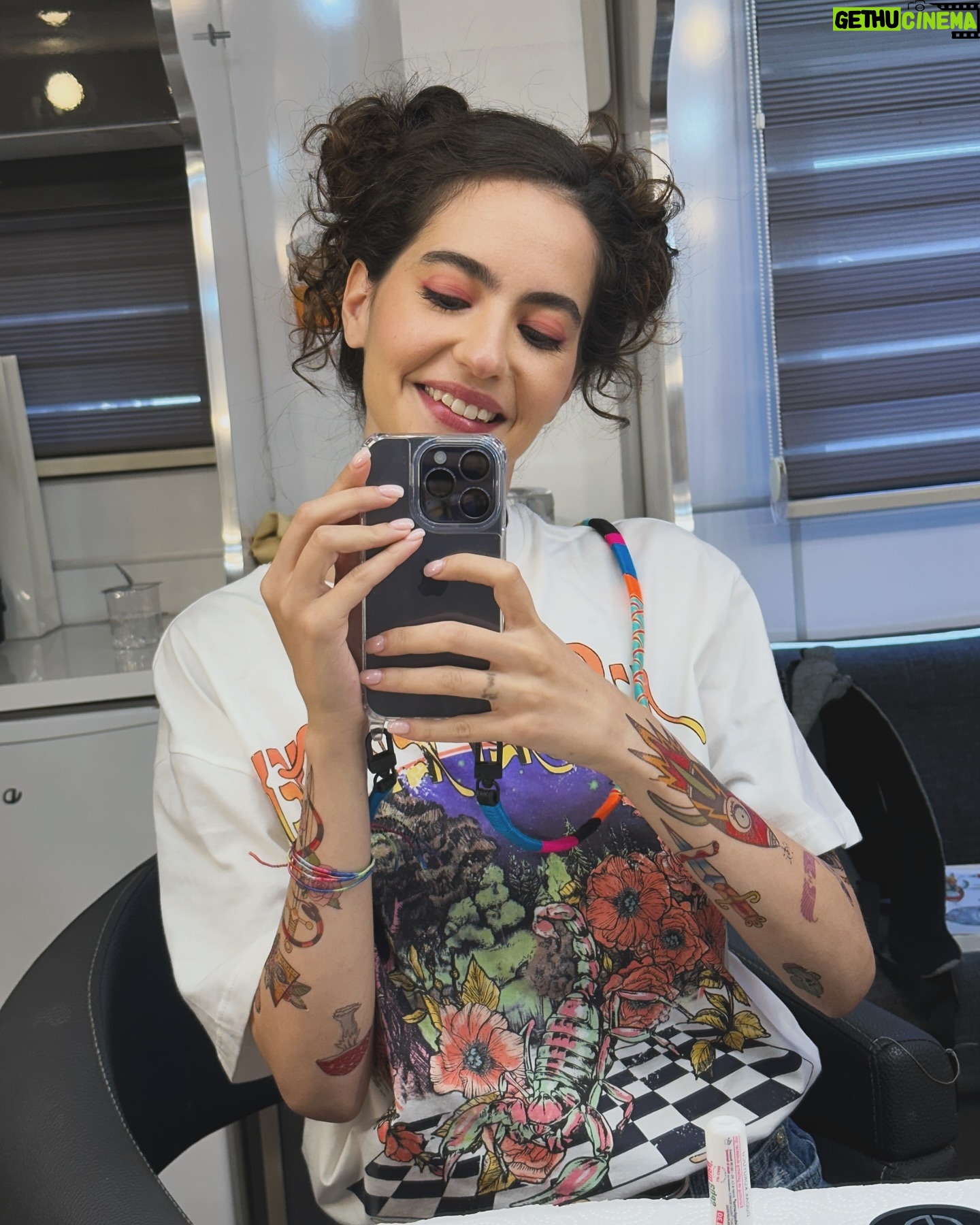 Ezgi Şenler Instagram - Netflix günü ! Sen Büyümeye Bak Bugün Yayında 🍾 iyi seyirler ! Dövmeler Fatoş’un Ezginin değil unutmayalım :) @netflixturkiye @taffpics 🎬