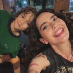 Ezgi Şenler Instagram - Netflix günü ! Sen Büyümeye Bak Bugün Yayında 🍾 iyi seyirler ! Dövmeler Fatoş’un Ezginin değil unutmayalım :) @netflixturkiye @taffpics 🎬