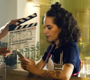 Ezgi Şenler Instagram - Merhaba Fatoş 🎨👩🏼‍🎤 ⭐️
Sen Yaşamaya Bak Yayında 🥳 
@taffpics  @netflixturkiye