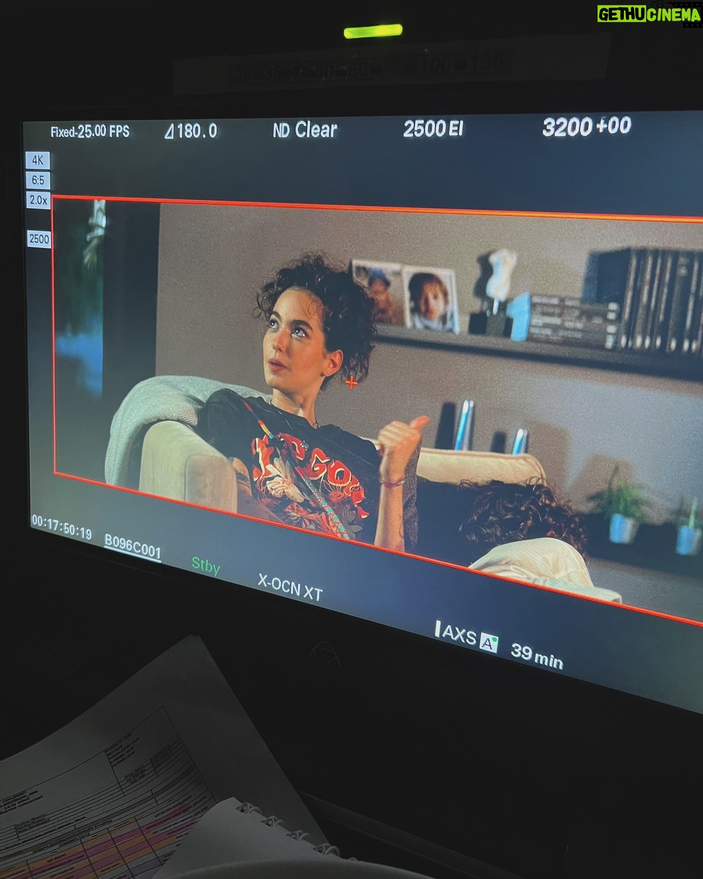Ezgi Şenler Instagram - Netflix günü ! Sen Büyümeye Bak Bugün Yayında 🍾 iyi seyirler ! Dövmeler Fatoş’un Ezginin değil unutmayalım :) @netflixturkiye @taffpics 🎬