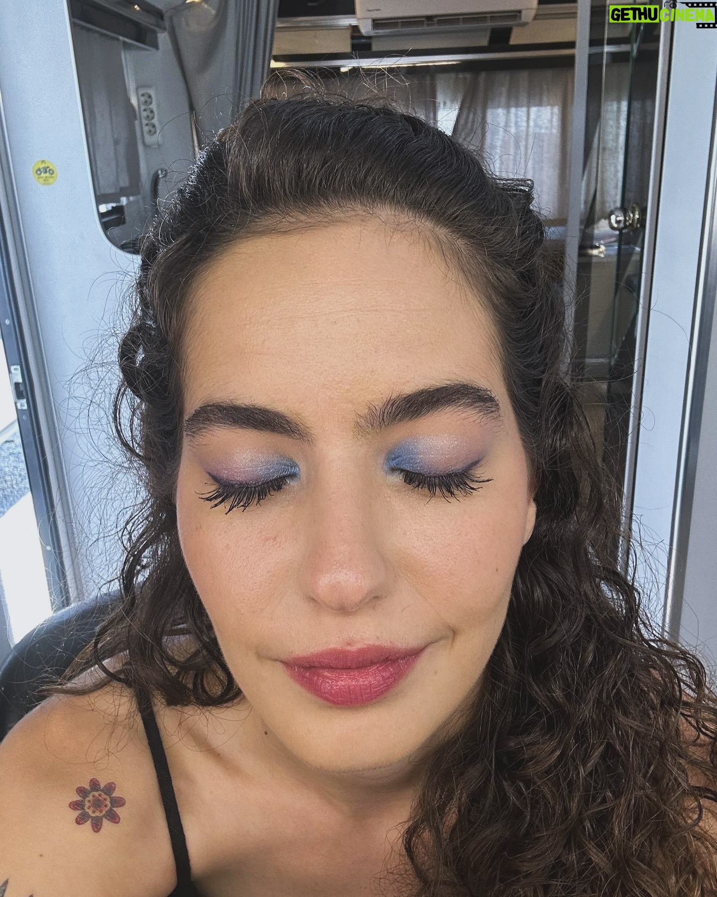 Ezgi Şenler Instagram - Netflix günü ! Sen Büyümeye Bak Bugün Yayında 🍾 iyi seyirler ! Dövmeler Fatoş’un Ezginin değil unutmayalım :) @netflixturkiye @taffpics 🎬