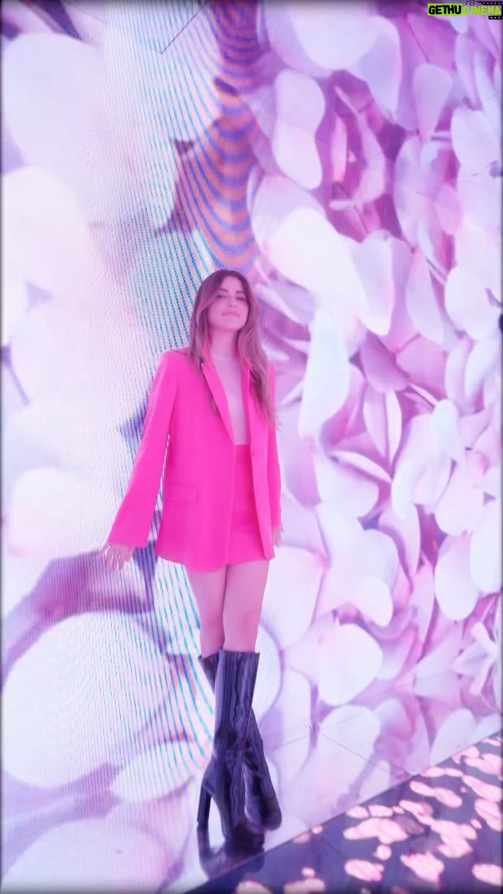 Ezgi Eyüboğlu Instagram - Yumoş'un Sakura Tüneli'nde kendinizi Sakura kokulu bir dünyada hissetmeye hazır olun. ✨ Sakura Tüneli, 9 Mayıs'a kadar Kanyon metro geçişinde sizi bekliyor. 🧸 🌸 Bu eşsiz deneyimi kaçırmayın! @yumostr #BambaşkaBiFerahlıkYumoşSakuraileGelsin #YumoşTünel #işbirliği