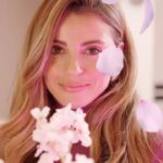 Ezgi Eyüboğlu Instagram - Mutlaka denemelisiniz🌸Çünkü Yumoş'un en yenisi Yumoş Extra Sakura ile tanıştım! Giysilerinizde bambaşka bi’ ferahlık ve efsane yumuşaklık deneyimini yaşayabileceğiniz bu parfüm hissi uyandıran kiraz çiçeği kokusu beni bambaşka bir dünyaya götürdü. Bu mükemmel parfüm gibi kokuya sahip Yumoş Extra Sakura'nın bir de Sprey'i çıktı. Koltuk, halı ve perde gibi yıkanması zor eşyalarınızda da bu benzersiz bir ferahlık deneyimini yaşamak isterseniz siz de hemen deneyin! 🌸🌸🌸 @yumostr #BambaşkabiFerahlıkYumoşExtraSakuraileGelsin! #işbirliği