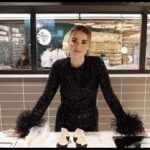 Ezgi Eyüboğlu Instagram - Mutfakta pişirmeyi en çok sevdiği yemekten geleneksel pazar günü programına, favori seyahat destinasyonundan çantasının olmazsa olmazlarına, kendini şımartma yöntemlerinden bakım ritüellerine #EzgiEyuboglu hakkında merak edilenler #VogueTV’nin sevilen serisi #HızlıSorular’da. @ezgieyuboglu Video: @studio.faal Moda Editörü: @idilekinil Dış ses / Prodüksiyon: @bihterneymen Saç: @mutluahmet.sinan Makyaj: @sezencan_ Dijital Direktör: @baharergel Moda asistanları: @_gamzetemel , @ilknursalci Mekan: @uslaakademi