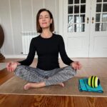 Fátima Lopes Instagram – Estou há dias numa maratona ao computador, para acabar um  trabalho. Como sobrevivo? 
Fazendo paragens para me esticar, alongar e respirar, como o meu PT e Fisiologista do Exercício me ensinou. Parar 5 min para estes momentos faz toda a diferença! 😊