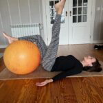 Fátima Lopes Instagram – Estou há dias numa maratona ao computador, para acabar um  trabalho. Como sobrevivo? 
Fazendo paragens para me esticar, alongar e respirar, como o meu PT e Fisiologista do Exercício me ensinou. Parar 5 min para estes momentos faz toda a diferença! 😊