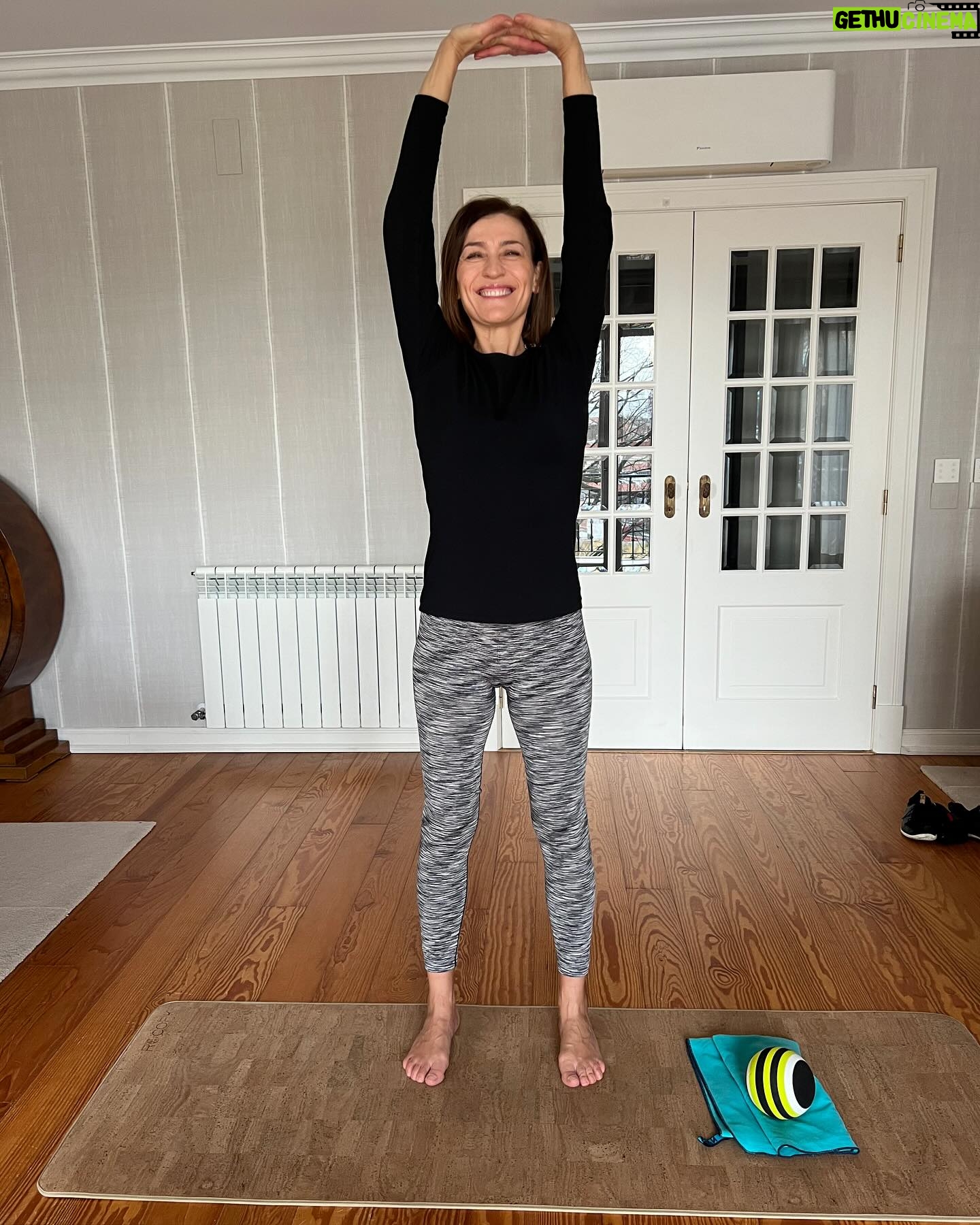 Fátima Lopes Instagram - Estou há dias numa maratona ao computador, para acabar um trabalho. Como sobrevivo? Fazendo paragens para me esticar, alongar e respirar, como o meu PT e Fisiologista do Exercício me ensinou. Parar 5 min para estes momentos faz toda a diferença! 😊