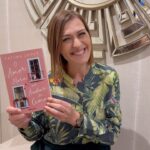 Fátima Lopes Instagram – Sempre que acabo de escrever um livro é um misto de emoções. A maior, e mais relevante, é alegria por ter acabado a obra. Depois uma espécie de vazio porque o processo da escrita é tão intenso e prolongado, que a seguir parece que não sei o que fazer. Por fim, um  sentimento de saudade por me despedir das personagens. O meu 11.º livro, “O Amor Mora no Andar de Cima”, já está em pré-venda. É motivo para celebrar! 🎉