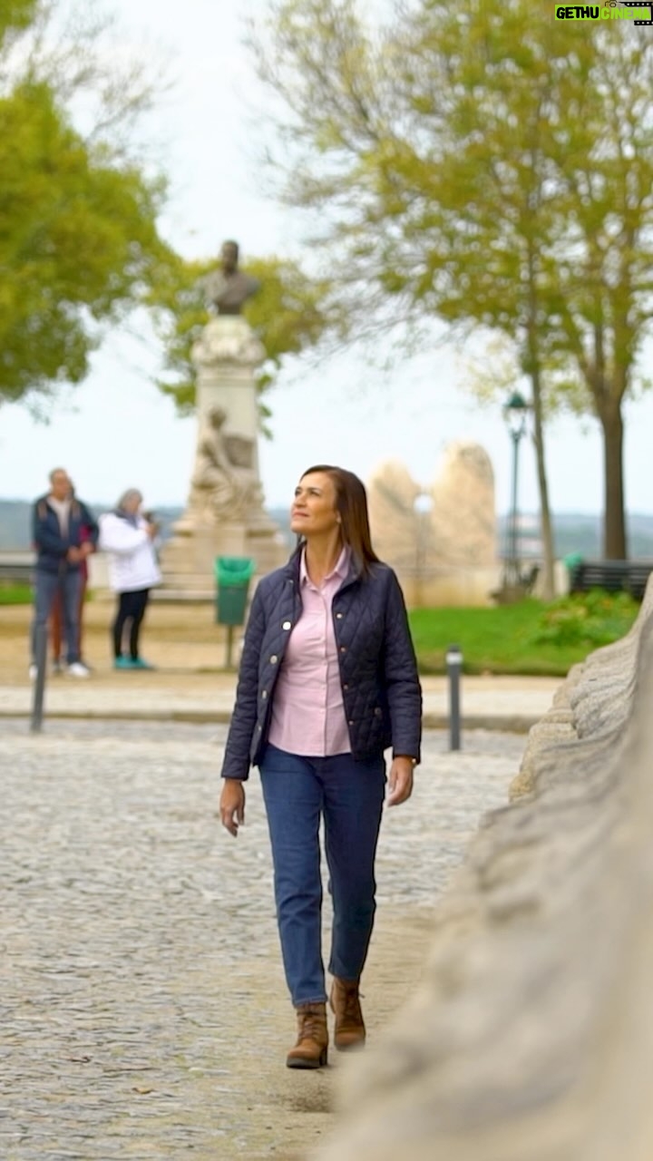 Fátima Lopes Instagram - Há uma nova geração de emigrantes de volta a casa e que podem inspirar outros a dar este passo. Uma mudança que conta com o apoio do @programa_regressar, que proporciona melhores condições de vida através de incentivos fiscais e financeiros, assim como a comparticipação nos custos de viagens e transporte de bens. De acordo com o @iefp_portugal, mais de 16 mil pessoas já beneficiaram destas medidas. Conheça as histórias de portugueses que regressaram a casa. Episódio já disponível no link da Bio do @brandschannel. #iefp #iefpportugal #mudarparamelhor #programaregressar #fatimalopes #quebramar1989 #brandschannel #youtube