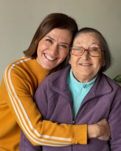 Fátima Lopes Instagram - A minha Rainha faz hoje 81 lindas primaveras. Que benção tê-la comigo e receber o seu abraço e o seu amor. Parabéns, minha querida mãezinha! 💝💝💝