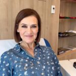Fátima Lopes Instagram - Desde os 18 anos que tenho dificuldade em dormir bem. Há alturas em que durmo mesmo muito mal e naturalmente que isso tem impacto na minha saúde física e mental. Estou sempre à procura de formas naturais que me ajudem a dormir bem. O meu amigo e fisioterapeuta @antoniogaspar_physio, falou-me na NESA, uma máquina desenvolvida por engenheiros Japoneses, que ajuda a regular as questões de stress, ansiedade e sono e que ele já tinha na sua clínica. A NESA é descrita como “intervenção por neuromodelação não invasiva que atua na origem da excitabilidade e tensão de vários sistemas que podem condicionar, nomeadamente a saúde do sono”. Quis experimentar fazer o protocolo e perceber como me sentia. A diferença tem sido extraordinária. Durmo mais profundamente, acordo menos vezes e os níveis de ansiedade decresceram brutalmente. É por isso que resolvi partilhar convosco esta solução. 😴💛