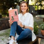 Fátima Lopes Instagram – O dia 16 chegou! 😊 A partir de hoje já encontram à venda o meu novo livro, “O Amor Mora no Andar de Cima”. Espero que gostem de conhecer a Ana, a famosa escritora, protagonista desta história. E já agora: se conhecerem alguém cujo amor mora no andar de cima, digam! 🥰❤️