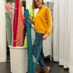 Fátima Lopes Instagram – Hoje fui fazer a prova do vestido que vou usar no próximo domingo, na apresentação da Gala dos Sonhos, da @associacaosaracarreira. O criador é como sempre o meu @joao_rolo_couture. Adivinham qual é a cor do vestido? 😊