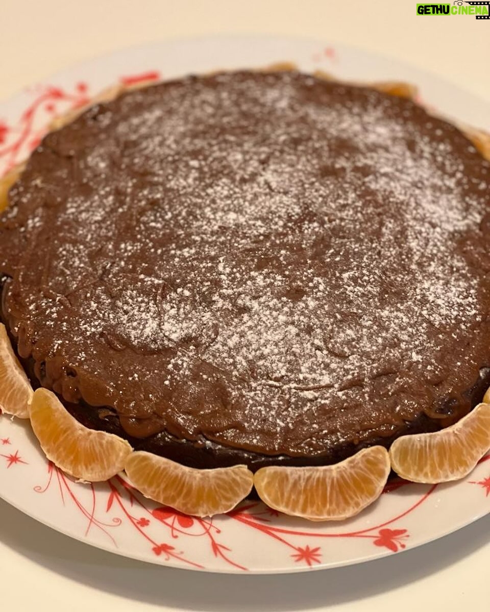 Fátima Lopes Instagram - O meu filho ganhou um hábito, ao fim de semana, de preparar sempre alguma surpresa para a família. Desta vez, decidiu aventurar-se a fazer um bolo de caramelo salgado crocante. Está uma delícia! 🥰😋