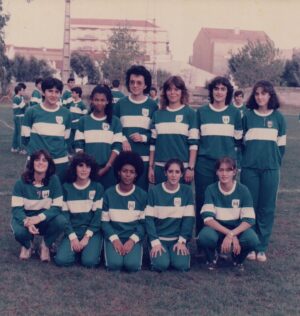 Fátima Lopes Instagram - Andava eu em arrumações e encontrei estas fotografias da minha adolescência, quando era atleta. Conseguem identificar-me? E que idade teria? 😁
