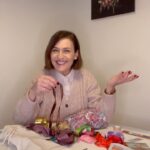 Fátima Lopes Instagram - Quando se oferecem presentes no Natal, gasta-se algum dinheiro em papel de embrulho e, além dos custos monetários, prejudica-se o ambiente. Por estes motivos, eu decidi fazer os meus embrulhos em casa, reciclando materiais que fui guardando ao longo do tempo. Deixo-vos aqui as minhas sugestões, para que possam experimentar e surpreender quem amam com um embrulho personalizado. 🥰