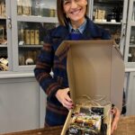 Fátima Lopes Instagram - No Natal compro poucos presentes e, se possível, tento que tenham um propósito. Este ano decidi ir de novo à mercearia do Projeto Semear e escolher algumas iguarias maravilhosas para oferecer, preparadas pelos jovens que ali aprendem uma profissão e ganham independência. Pessoas que não se definem pela dificuldade intelectual que têm, mas sim pelo empenho no que fazem, sempre a sonhar com uma oportunidade no mercado de trabalho. Se ainda não decidiram o que comprar para os vossos, escolham os produtos e cabazes da Semear. Todos agradecem! 😊